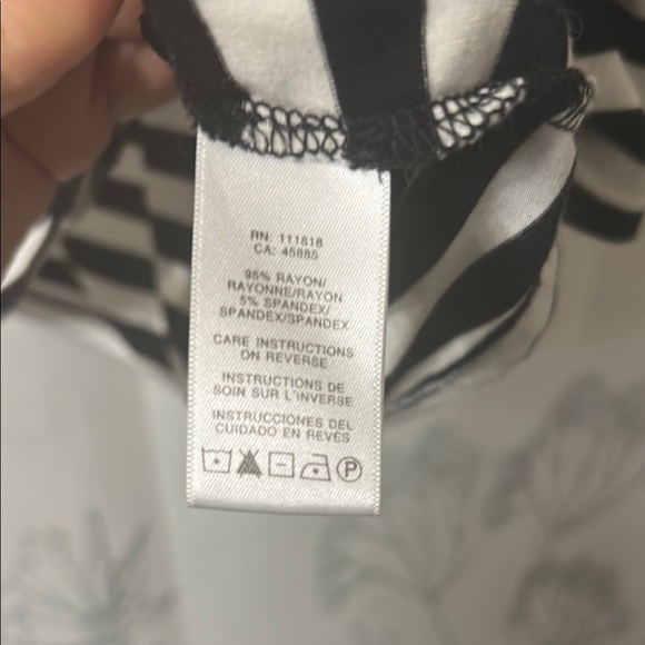 Michael.Kors Black  and White striped Relaxed 3/4‎ Sleeve top.       Size xl - Picture 4 of 8
